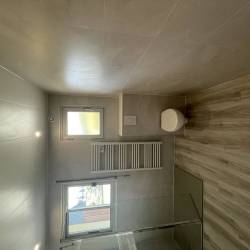 rénovation de salle de bain 29 après (cloison abattue dans les WC, création d'une cloison pour fermer la salle de bain et création d'une porte à galandage) 